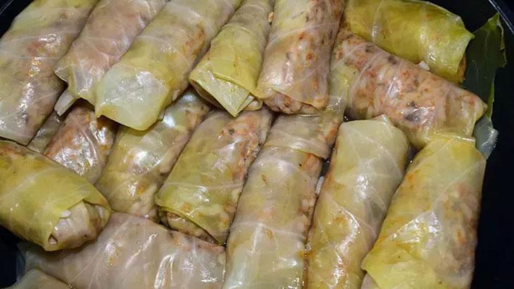 Lahana sarması dağlıyorsa böyle yapın! 40 yıllık aşçı dağılmayan lahana sarmasının püf noktasını verdi