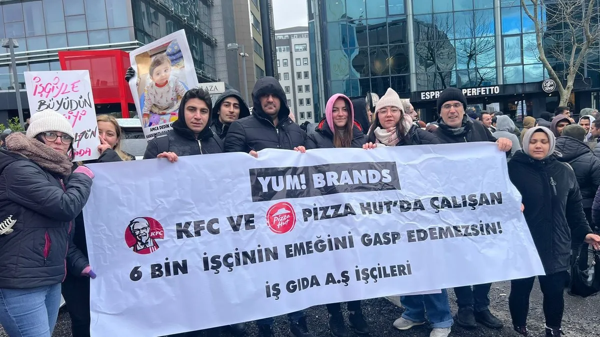 KFC ve Pizza Hut işçileri mağdur! Tazminatlarını alamayan çalışanlar şirket önünde eylem yaptı